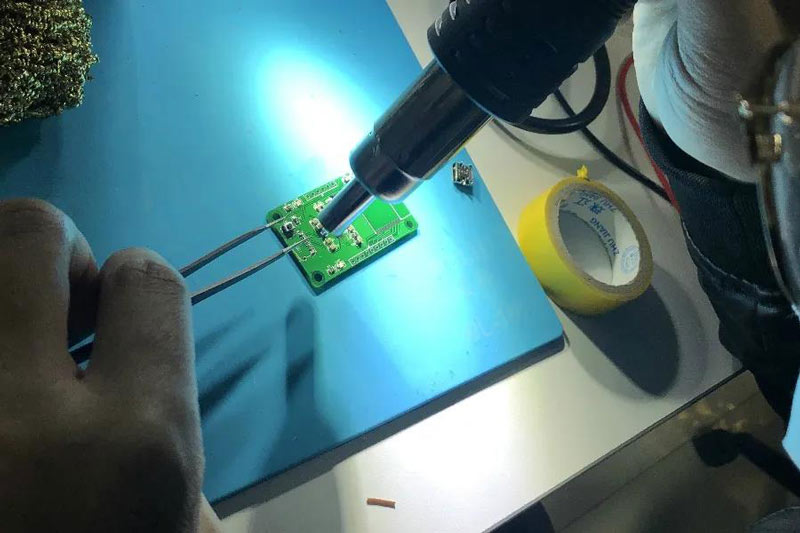 熱風(fēng)槍是修手機(jī)，焊接微小電子元件的神器