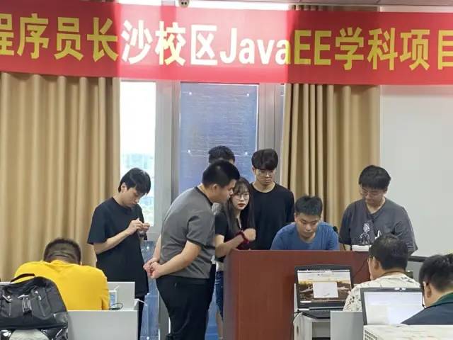 黑馬長沙校區(qū)老師為學(xué)生解決項(xiàng)目問題